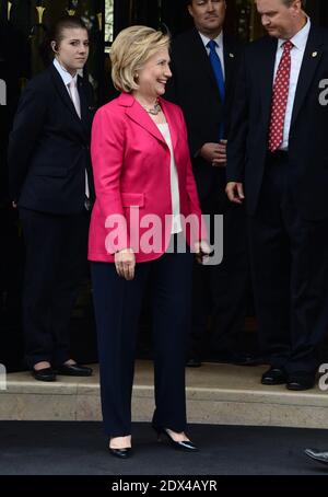 Exclusif - l'ancienne secrétaire d'Etat Hillary Clinton quitte l'hôtel George V à Paris, France, le 7 juillet 2014. Photo par ABACAPRESS.COM Banque D'Images