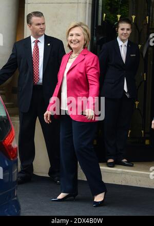 Exclusif - l'ancienne secrétaire d'Etat Hillary Clinton quitte l'hôtel George V à Paris, France, le 7 juillet 2014. Photo par ABACAPRESS.COM Banque D'Images