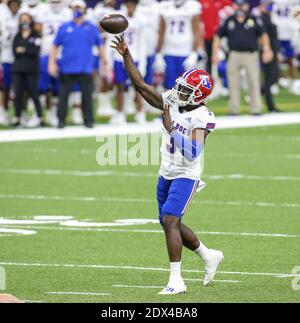 La Nouvelle-Orléans, LOUISIANE, États-Unis. 23 décembre 2020. Le quarterback de Louisiana Tech Aaron Allen (3) tente un passage pendant le R L Carriers New Orleans Bowl entre les Louisiana Tech Bulldogs et les Georgia Southern Eagles au Mercedes Benz Superdome de la Nouvelle-Orléans, LA. Jonathan Mailhes/CSM/Alamy Live News Banque D'Images