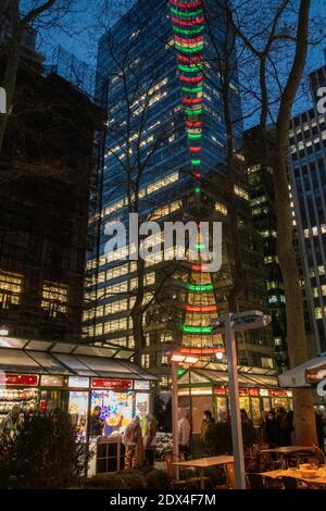 7 Bryant Park, une tour de bureau de classe trophée, située à l'angle de Bryant Park, est illuminée de rouge et de vert pour la période des fêtes, NYC, États-Unis Banque D'Images