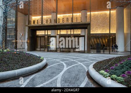 L'avenue Vanderbilt a été convertie en espace piétonnier devant le surgrand-haut Vanderbilt, New York City, États-Unis Banque D'Images