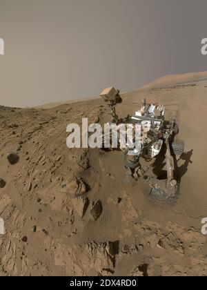 La curiosité de la NASA Mars rover utilise la caméra à la fin de son bras en avril et mai 2014 pour prendre des dizaines d'images de composants combinées dans ce 'selfie' autoportrait où le rover a percé dans une cible en grès appelée 'Windjana.' sur Mars la plupart des cadres de composants de cette vue en mosaïque Ont été prises pendant la 613e journée martienne, ou sol, de l'œuvre de curiosité sur Mars le 27 avril 2014. Usage éditorial uniquement. Document photo par JPL/NASA/ABACAPRESS.COM Banque D'Images