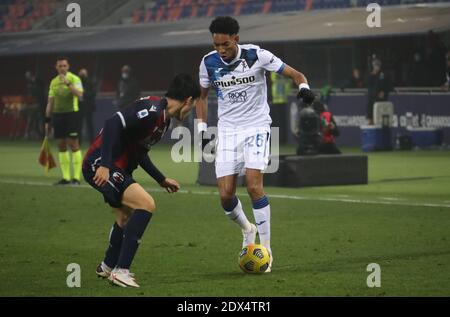 Bologne, Italie. 23 décembre 2020. Takehiro Tomiyasu (L) de Bologne et Johan Mojica d'Atalanta pendant le match de football italien Serie A Bologna FC vs Atalanta au stade Renato Dall'Ara de Bologne, Italie, 23 décembre 2020. PH. Michele Nucci/LM crédit: Michele Nucci/LPS/ZUMA Wire/Alay Live News Banque D'Images