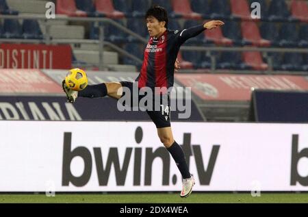 Bologne, Italie. 23 décembre 2020. Le Takehiro Tomiyasu de Bologne pendant le match de football italien série A Bologna FC vs Atalanta au stade Renato Dall'Ara de Bologne, Italie, 23 décembre 2020. PH. Michele Nucci/LM crédit: Michele Nucci/LPS/ZUMA Wire/Alay Live News Banque D'Images