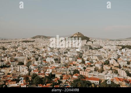 Belle ville historique d'Athènes pendant la journée ensoleillée et les montagnes en arrière-plan, Grèce. Banque D'Images