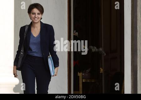 La ministre française des droits de la femme, des villes, des sports et de la jeunesse, Najat Vallaud-Belkacem, quitte la réunion hebdomadaire du cabinet au palais présidentiel de l'Elysée, le 16 juillet 2014. Photo de Stephane Lemouton/ABACAPRESS.COM Banque D'Images