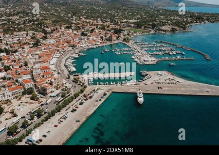 Magnifique port historique d'Aegina avec des bateaux, voiture sur le port rue en plein soleil Banque D'Images