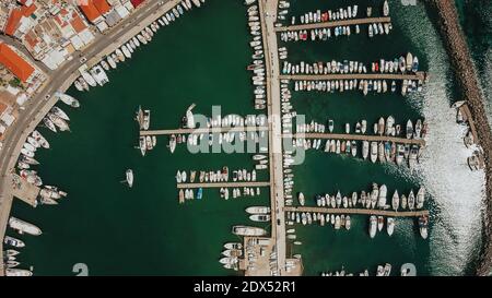Survoler la marina sur l'île grecque d'Égine avec de nombreux bateaux de stationnement et yachts sous la lumière du soleil. Banque D'Images