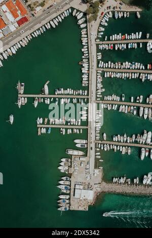 Vue aérienne de drone de Marina sur l'île grecque d'Aegina avec de nombreux bateaux de stationnement et yachts pendant la lumière du soleil. Banque D'Images