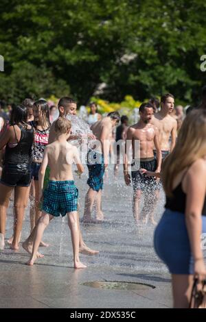 S'il vous plaît cacher le visage des enfants avant la publication - les personnes essayant de trouver un peu de fraîcheur dans le Parc André Citroen, à Paris, le 18 juillet 2014. Photo d'Edouard Grandjean/ABACAPRESS.COM Banque D'Images