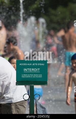 S'il vous plaît cacher le visage des enfants avant la publication - les personnes essayant de trouver un peu de fraîcheur dans le Parc André Citroen, à Paris, le 18 juillet 2014. Photo d'Edouard Grandjean/ABACAPRESS.COM Banque D'Images