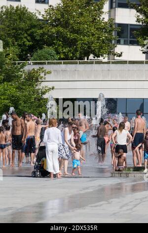 S'il vous plaît cacher le visage des enfants avant la publication - les personnes essayant de trouver un peu de fraîcheur dans le Parc André Citroen, à Paris, le 18 juillet 2014. Photo d'Edouard Grandjean/ABACAPRESS.COM Banque D'Images