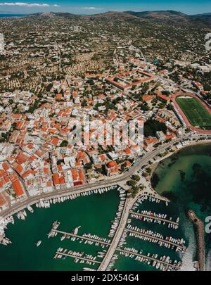 Vue aérienne de Port Aegina avec les bateaux de luxe et de plaisance parking sur la rive.vue panoramique sur l'île d'Aegina. Banque D'Images