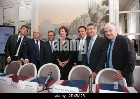 Ministre français de l'économie Arnaud Montebourg, ministre français des Finances Michel Sapin, directeur des solutions financières et commerciales, membre du comité directeur général de Natixis Olivier Perquel, commissaire européen à l'agenda numérique Neelie Kroes, Pierre-Eric Saint-André, président d'Axione infrastructure, Philippe de Fontaine vive Curtaz, vice-président de la Banque européenne d'investissement (BEI), et Pierre-Rene Lemas, président de la banque d'investissement publique française « la Caisse des dépôts » (CDC), posent avant la signature de la première obligation européenne « Project Bond » sur les infrastructures numériques à Paris, en France, le 23 juillet 2014 Banque D'Images