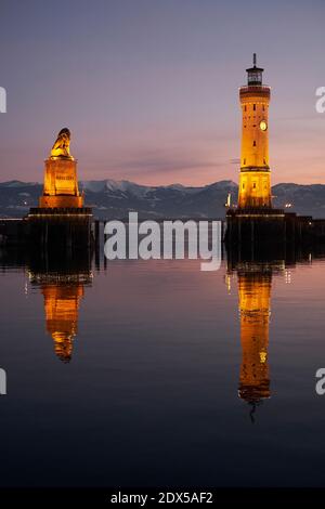 Port de Lindau dans la lumière du soir avec Lion bavarois illuminé Et Lighthouse Banque D'Images