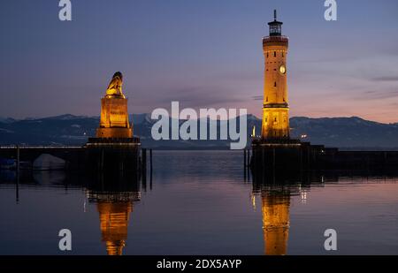 Port de Lindau dans la lumière du soir avec Lion bavarois illuminé Et Lighthouse Banque D'Images