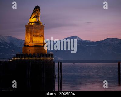 Port de Lindau dans la lumière du soir avec Lion bavarois illuminé Et Lighthouse Banque D'Images