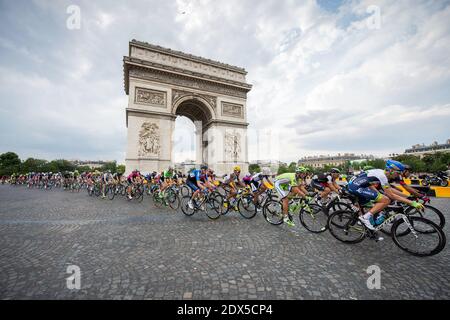 L'illustration montre le pack de cyclistes en action devant l'Arc de Triomphe lors de la dernière étape de la 101e édition de la course cycliste Tour de France, d'Evry à Paris champs-Elysées, France, le 27 juillet 2014. Photo de Nicolas Gouhier/ABACAPRESS.COM Banque D'Images