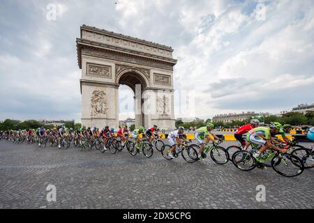 L'illustration montre le pack de cyclistes en action devant l'Arc de Triomphe lors de la dernière étape de la 101e édition de la course cycliste Tour de France, d'Evry à Paris champs-Elysées, France, le 27 juillet 2014. Photo de Nicolas Gouhier/ABACAPRESS.COM Banque D'Images