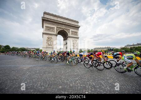 L'illustration montre le pack de cyclistes en action devant l'Arc de Triomphe lors de la dernière étape de la 101e édition de la course cycliste Tour de France, d'Evry à Paris champs-Elysées, France, le 27 juillet 2014. Photo de Nicolas Gouhier/ABACAPRESS.COM Banque D'Images