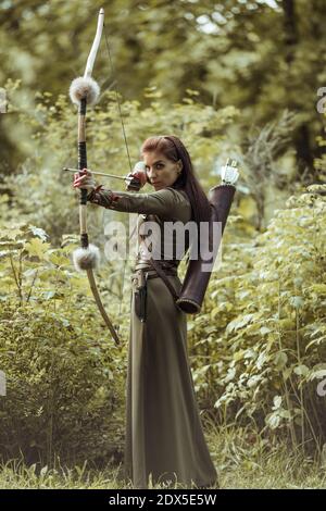 Portrait d'une femme en costume médiéval. Femme guerrier chasse. Tenez l'arc dans vos mains. Banque D'Images