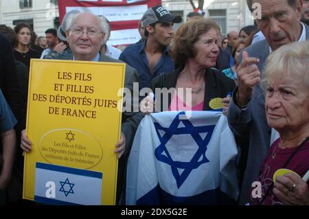 Les chasseurs nazis Serge et Beate Klarsfeld participent à une manifestation pro-israélienne organisée par le Conseil représentatif des institutions juives en France (CRIF) devant l'ambassade de l'État juif le 31 juillet 2014 à Paris alors que la France envisage de dissoudre un groupe juif radical, la Ligue juive de défense (LDJ), Dont les membres se sont affrontés avec des militants pro-palestiniens lors de rassemblements au sujet de l'offensive israélienne à Gaza. Le rassemblement est en réponse à des semaines de manifestations pro-palestiniennes marquées par des affrontements, des arrestations et des allégations d'antisémitisme au cours desquels des synagogues ont été ciblées et des drapeaux israéliens incendiés. Photo Banque D'Images