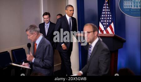 Alors que les journalistes de la télévision terminent leur présentation, le président Barack Obama entre dans la salle de réunion de la Maison Blanche faire une déclaration à Washington, DC, USA, le 31 juillet 2014. Photo de Dennis Brack/Pool/ABACAPRESS.COM Banque D'Images