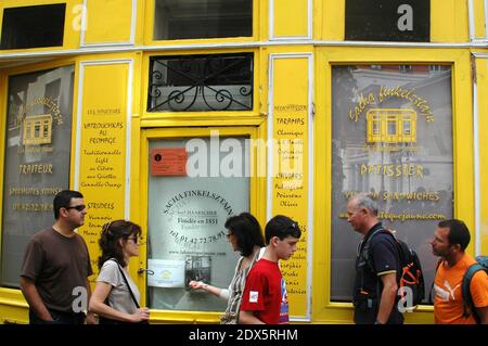 La vie quotidienne dans la rue des Rosiers (rue des rosiers), dans le quartier du Marais, 4ème arrondissement de Paris, France, le 09 août 2014. Photo d'Alain Apaydin/ABACAPRESS.COM Banque D'Images