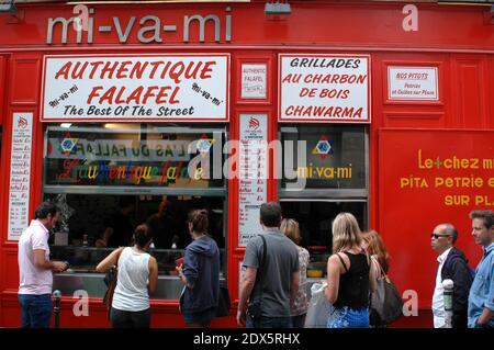 La vie quotidienne dans la rue des Rosiers (rue des rosiers), dans le quartier du Marais, 4ème arrondissement de Paris, France, le 09 août 2014. Photo d'Alain Apaydin/ABACAPRESS.COM Banque D'Images