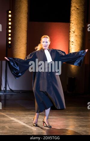 Caroline Vigneaux se produit lors du 30e Festival de Ramatuelle à Ramatuelle, France, le 12 août 2014. Photo de Cyril Bruneau/ABACAPRESS.COM Banque D'Images