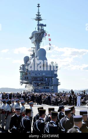 Une vue générale lors des cérémonies marquant le 70e anniversaire de l'atterrissage de l'opération Dragoon en Provence sur le porte-avions français Charles de Gaulle, à Toulon, dans le sud de la France, le 15 août 2014. Plus tôt dans la journée, Hollande et les responsables français ont assisté à une cérémonie pour rendre hommage à la résistance française pendant la Seconde Guerre mondiale, au monument commémoratif du Mont Faron à Toulon, en France. La France célèbre le 70e anniversaire de l'invasion par les alliés de sa côte sud. Photo de Bruno Bebert/Pool/ABACAPRESS.COM Banque D'Images