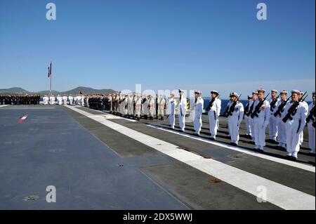 Une vue générale lors des cérémonies marquant le 70e anniversaire de l'atterrissage de l'opération Dragoon en Provence sur le porte-avions français Charles de Gaulle, à Toulon, dans le sud de la France, le 15 août 2014. Plus tôt dans la journée, Hollande et les responsables français ont assisté à une cérémonie pour rendre hommage à la résistance française pendant la Seconde Guerre mondiale, au monument commémoratif du Mont Faron à Toulon, en France. La France célèbre le 70e anniversaire de l'invasion par les alliés de sa côte sud. Photo de Bruno Bebert/Pool/ABACAPRESS.COM Banque D'Images