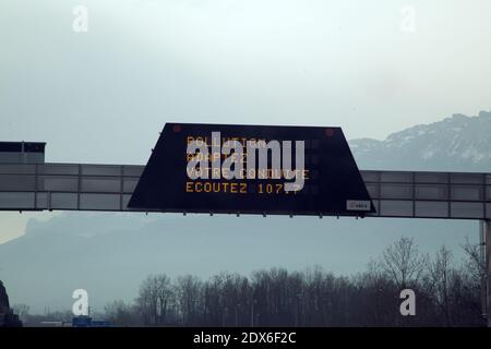 Savoie, France – autoroute A41 près de Chambéry : un panneau suspendu affiche une alerte de pollution conseillant aux conducteurs d’adapter leur vitesse en cas de conditions de visibilité réduite Banque D'Images