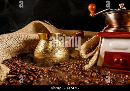 Ancien moulin à café, machine à café et grains de café. Banque D'Images