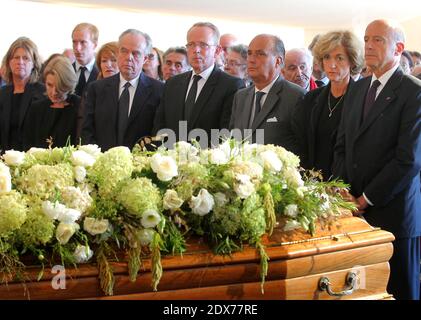 Service funéraire de la baronne Philippine de Rothschild dans son château 'Château Mouton Rothschild' à Pauillac, France, le 1er septembre 2014. Plus d'un millier de personnes ont assisté aux funérailles de la baronne. Photo : Alain Juppe, épouse Isabelle Juppe, Renaud Donnedieu de Vabres Frederic Mitterrand. Photo de Patrick Bernard-Fabien Cottereau/ABACAPRESS.COM Banque D'Images