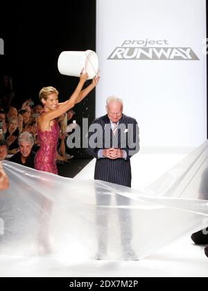 Heidi Klum aide Tim Gunn à terminer le défi de seau à glace tout en se faisant remarquer dans la finale du projet Runway Season 13 lors des présentations de la Mercedes-Benz Fashion week Printemps/été 2015 au théâtre du Lincoln Center à New York City, NY, USA, le 5 septembre 2014. Photo de Donna Ward/ABACAPRESS.COM Banque D'Images