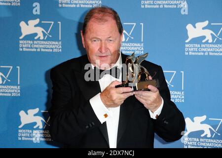 Le Directeur Roy Andersson pose avec le Golden Lion Award pour le meilleur film pour UN Pigeon Sat sur UNE branche reflétant l'existence pendant le 71e Festival international du film de Venise, le 06 septembre 2014 à Venise, Italie. Photo d'Aurore Marechal/ABACAPRESS.COM Banque D'Images