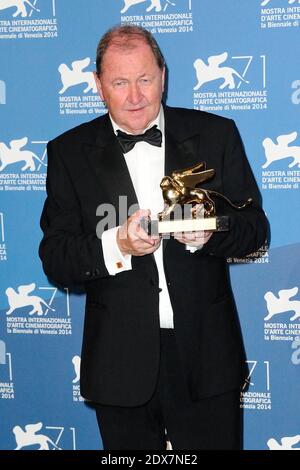 Le Directeur Roy Andersson pose avec le Golden Lion Award pour le meilleur film pour UN Pigeon Sat sur UNE branche reflétant l'existence pendant le 71e Festival international du film de Venise, le 06 septembre 2014 à Venise, Italie. Photo d'Aurore Marechal/ABACAPRESS.COM Banque D'Images