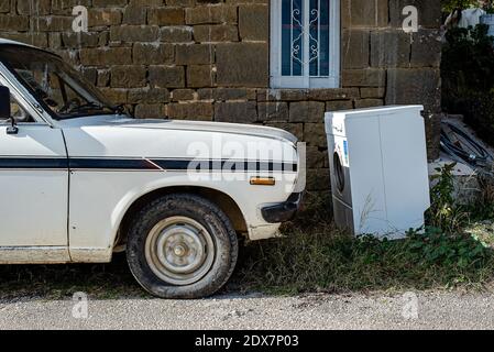 Tzoumerka, Epirus, Grèce - 28 octobre 2017: Voiture contre machine à laver Banque D'Images