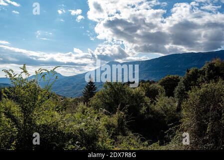 Tzoumerka, Epirus, Grèce - 28 octobre 2017 : vue sur la montagne par une journée ensoleillée Banque D'Images