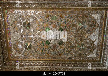 Plafond de la maison miroir de Zinat ol-Molk la maison appartenait à la famille Qavam et la salle principale de celle-ci est décorée de miroirs. Banque D'Images