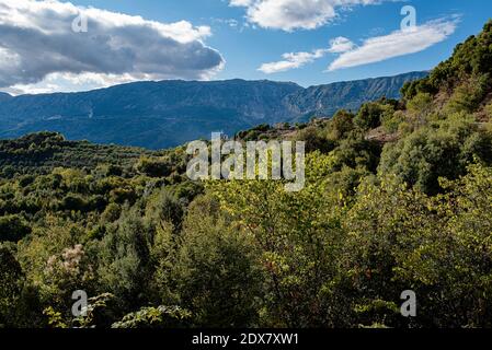 Tzoumerka, Epirus, Grèce - 28 octobre 2017 : vue sur la montagne par une journée ensoleillée Banque D'Images