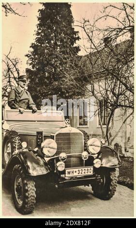 LEONDING, AUTRICHE - 13 MARS 1938 : Adolf Hitler pose en Mercedes car à Leonding. De 1898 à 1905 Adolf Hitler a vécu à Leonding où il a assisté Banque D'Images