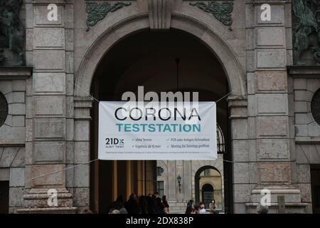 Station d'essai Corona de Munich.Tests rapides d'antigène et de PCR présentés sur Banner devant Munich Residenz.Mélange de style architectural. Banque D'Images