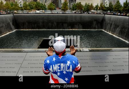 Albert Biatta, de Queens, New York, prie tout en se tenant devant le nom inscrit de son oncle Antoine Biatta au bord de la piscine du Nord lors des observances commémoratives du 13e anniversaire des attentats terroristes de 9/11, sur le site du World Trade Center à New York, New York, États-Unis, 11 septembre 2014. Photo de Justin Lane/Pool/ABACAPRESS.COM Banque D'Images