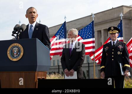 Le président Barack Obama s'exprime lors d'une cérémonie au Pentagone pour marquer le 13e anniversaire des attentats terroristes du 11 septembre 2001, à Washington, DC, USA, le 11 septembre 2014. Photo de Martin H. Simon/Pool/ABACAPRESS.COM le président est représenté par le secrétaire à la Défense Chuck Hagel (au centre) et le président des chefs interarmées Martin Dempsey. Banque D'Images