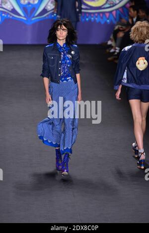 Un mannequin marche sur la piste du spectacle de mode Anna sui lors de la Mercedes-Benz Fashion week Spring 2015 au théâtre du Lincoln Center à New York le 10 septembre 2014. Photo de Richard Davis/ABACAPRESS.COM Banque D'Images