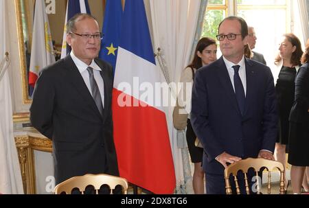 Benigno Aquino III et le président français François Hollande et son homologue philippin Benigno Aquino III, lors d'une cérémonie de signatures au palais présidentiel de l'Elysée, Paris, France. 17 septembre 2014. Photo par Witt/ Pool/ ABACAPRESS.COM Banque D'Images
