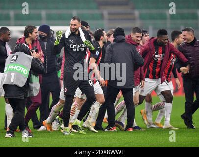 Milan. 23 décembre 2020. Les joueurs de l'AC Milan célèbrent après une série UN match de football entre l'AC Milan et le Latium à Milan, en Italie, le 23 décembre 2020. Credit: Xinhua/Alay Live News Banque D'Images