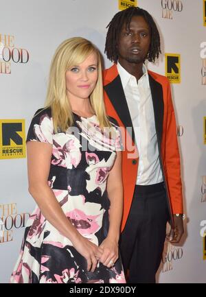 L'acteur Emmanuel Jal et Reese Witherspoon assistent à la première de "The Good lie" au Newseum à Washington, DC, USA, le 17 septembre 2014. Photo de Kris Connor/ABACAPRESS.COM Banque D'Images